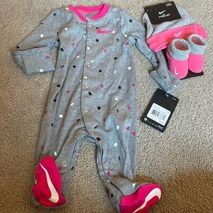 Nike baby girl one piece button up with hat and socks size 3months NWT